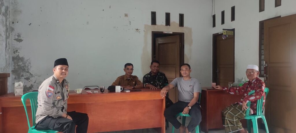 Polsek Cikeusik Gelar Sambang Kamtibmas dan Silaturahmi Bersama Warga 10 WhatsApp Image 2024 07 13 at 19.33.14