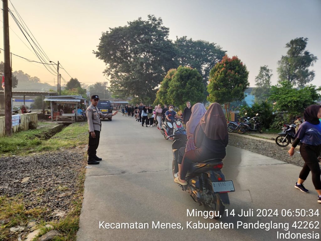 Polsek Menes Turun Langsung Atur Lalu Lintas di Alun-Alun Menes untuk Joging Pagi Warga 4 WhatsApp Image 2024 07 14 at 08.06.00