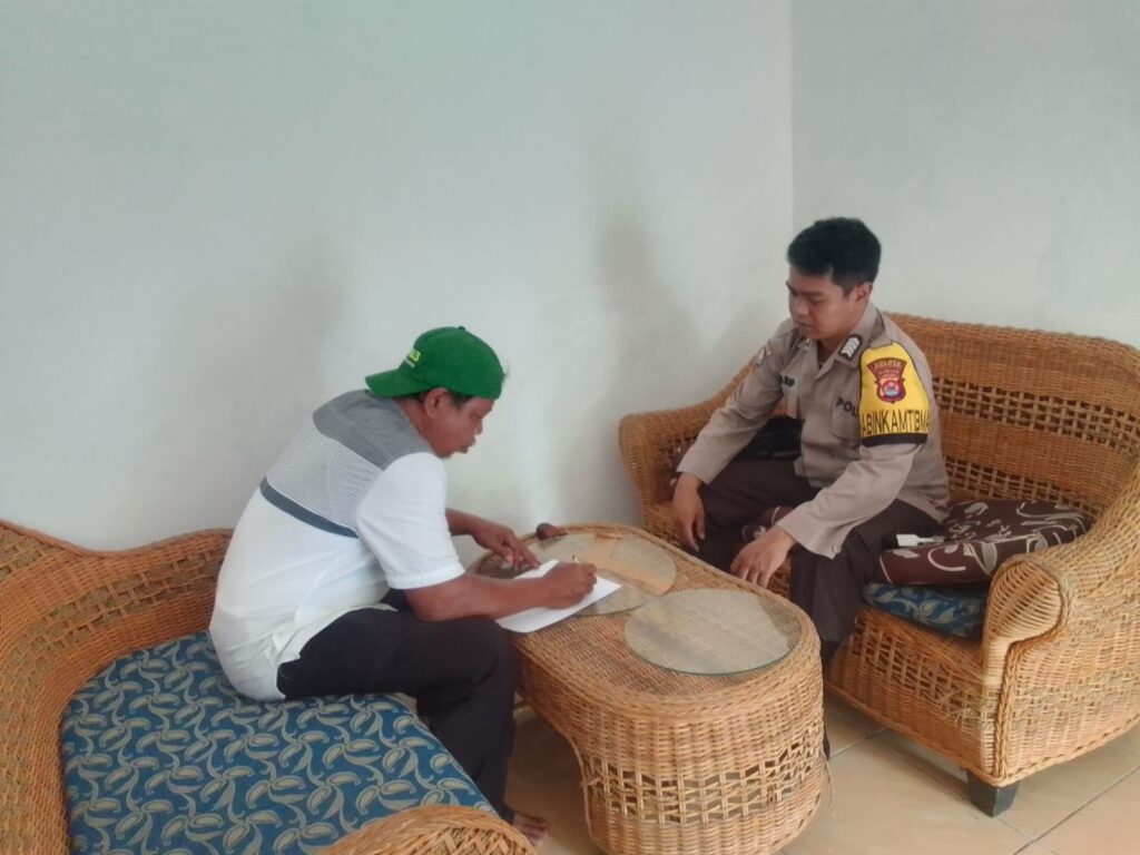 Polsek Menes Sambangi Kantor Desa Muruy Tingkatkan Sinergitas 3 WhatsApp Image 2024 07 14 at 08.12.35