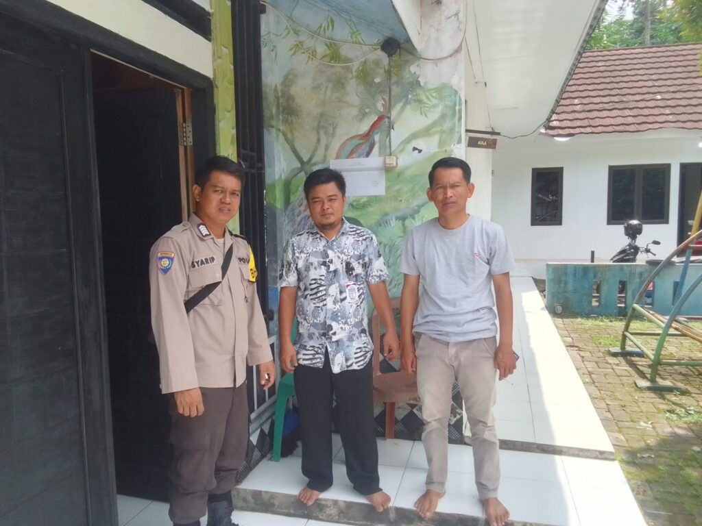 Polsek Menes Sambangi Kantor PPS Desa Muruy 2 WhatsApp Image 2024 07 14 at 08.16.22