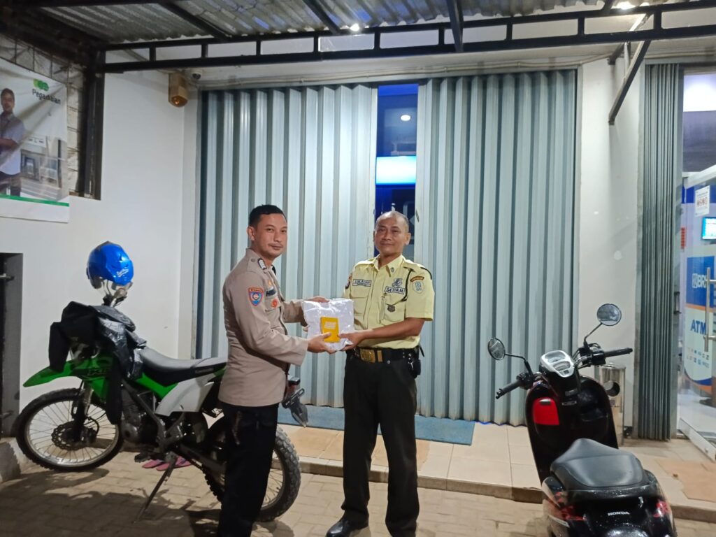 Polsek Menes Sambangi Security Bank BRI di Pasar Menes 1 WhatsApp Image 2024 07 14 at 08.19.56