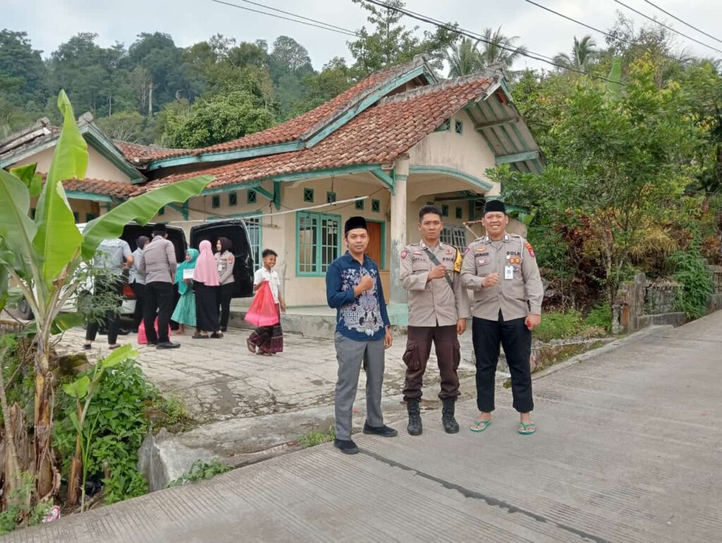 Bhabinkamtibmas Polsek Cadasari Desa Pasir Peuteuy dan Sat Lantas Gelar Kegiatan Jumat Berkah 8 WhatsApp Image 2024 07 14 at 09.56.42