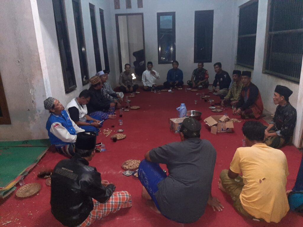Bhabinkamtibmas Polsek Cadasari Desa Tanagara Gelar Musyawarah dengan Tokoh Setempat Terkait Pelaksanaan Ronda Malam 7 WhatsApp Image 2024 07 14 at 09.57.31