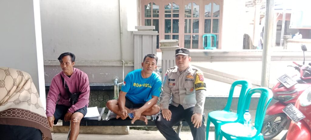 Bhabinkamtibmas Polsek Picung Sambang Desa Binaan dan Berinteraksi Langsung dengan Masyarakat 9 WhatsApp Image 2024 07 14 at 14.00.25