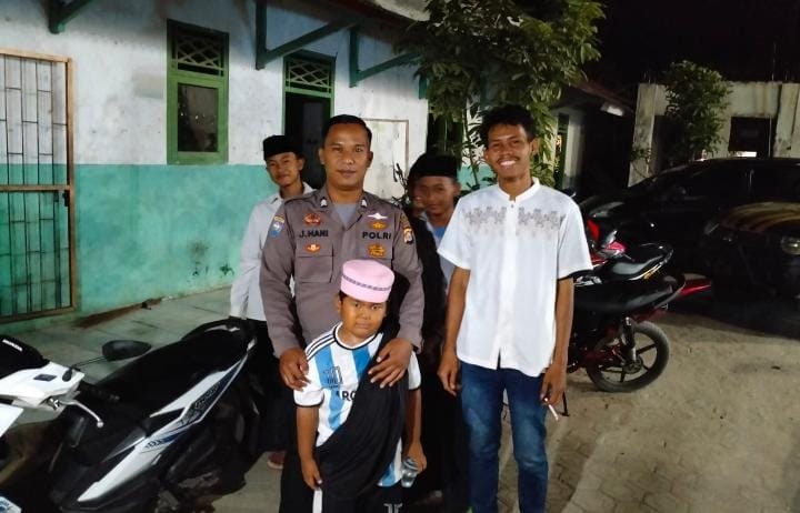 Sambang Door to Door Sistem, Cara Bhabinkamtibmas Polsek Angsana Polres Pandeglang Dekatkan Diri dengan Masyarakat Angsana 1 WhatsApp Image 2024 07 14 at 23.21.32