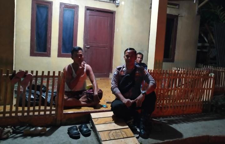 Bhabinkamtibmas Polsek Angsana Polres Pandeglang Brigadir Jumhani Kunjungi Masyarakat Desa Sumurlaban 3 WhatsApp Image 2024 07 14 at 23.21.47