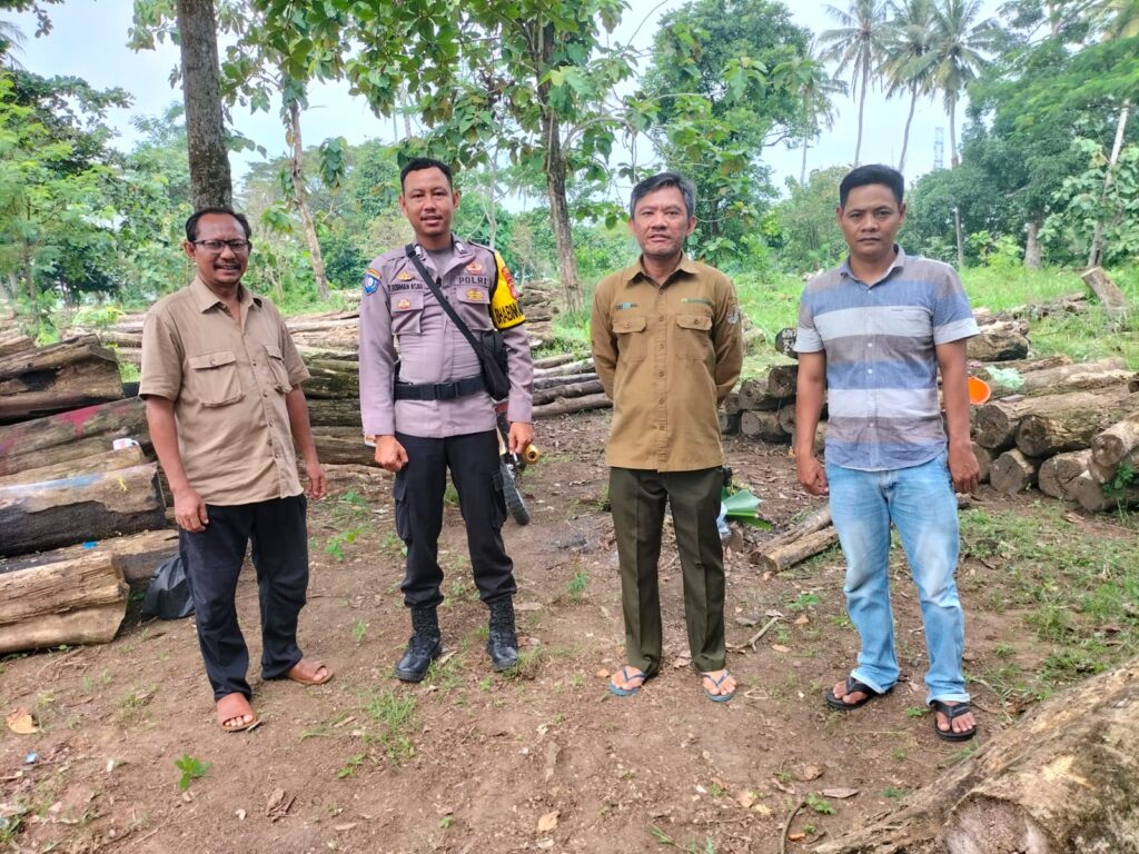Mendekatkan Diri Dengan Masyarakat Bhabinkamtibmas Polsek Panimbang Sambang di Desa Binaan 6 WhatsApp Image 2024 07 15 at 00.14.01
