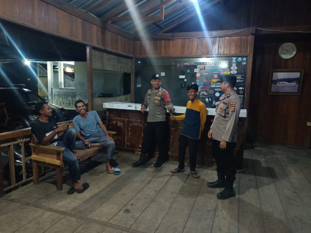 Polsek Cikeusik Gelar Patroli Dialogis Malam, Jaga Kamtibmas dan Dekatkan Diri dengan Masyarakat 7 WhatsApp Image 2024 07 15 at 00.15.51