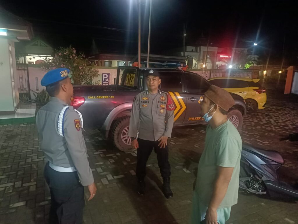 Polsek Cikeusik Gelar Patroli Dialogis Malam, Jaga Kamtibmas dan Dekatkan Diri dengan Masyarakat 8 WhatsApp Image 2024 07 15 at 00.16.51