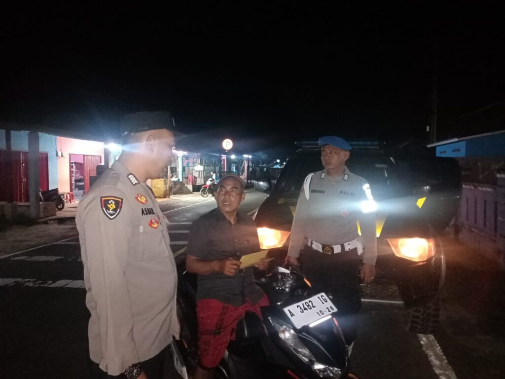 Polsek Cikeusik Gelar Patroli, Sambang, dan Himbauan Kamtibmas untuk Wujudkan Situasi Aman dan Kondusif 9 WhatsApp Image 2024 07 15 at 00.17.02