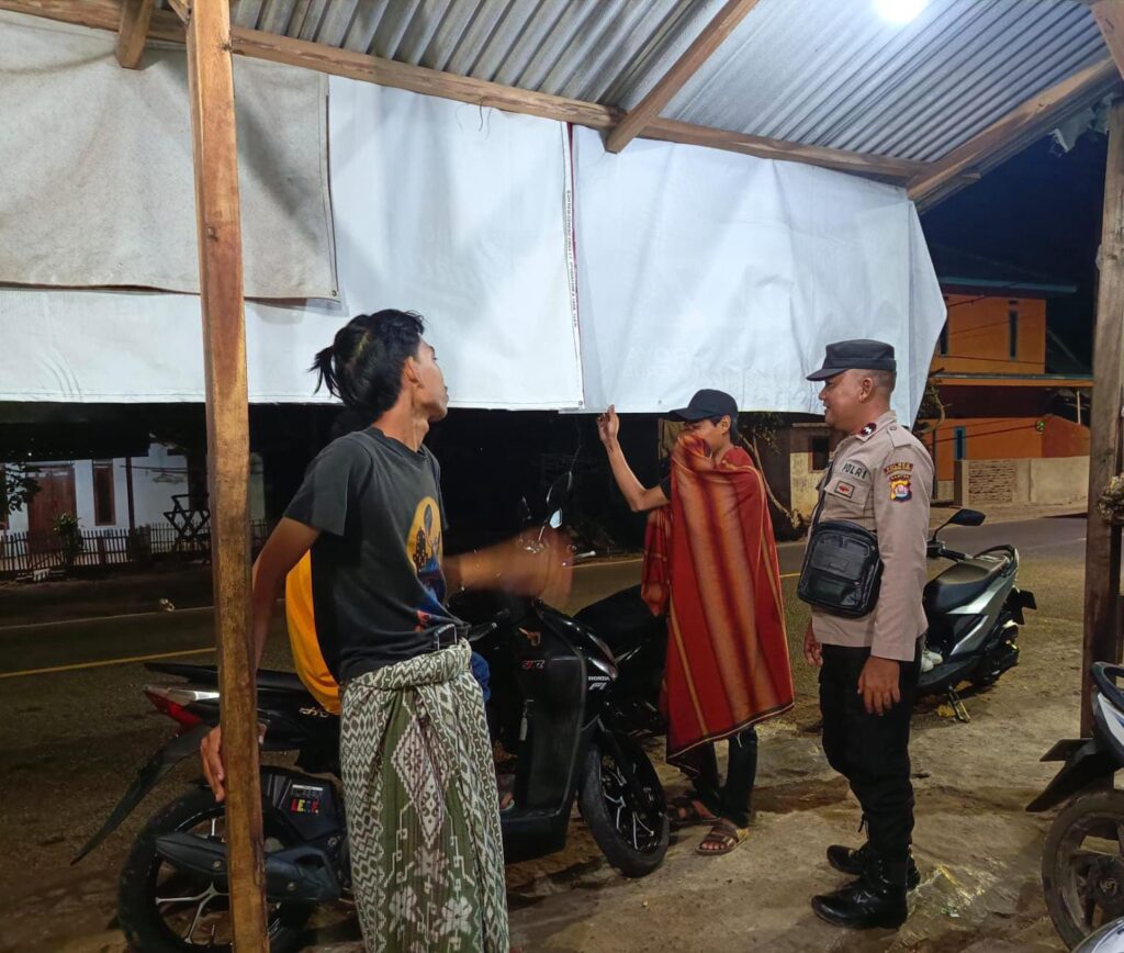 Polsek Cibaliung Gelar Sambang dan Patroli Malam, Ciptakan Rasa Aman dan Nyaman Bagi Warga Masyarakat 3 WhatsApp Image 2024 07 15 at 05.28.42