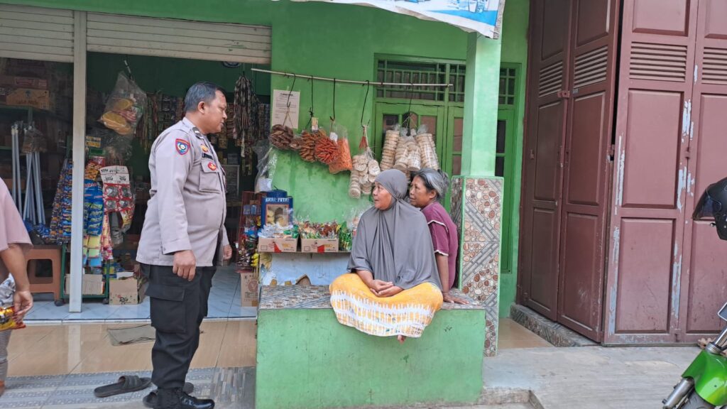 Bhabinkamtibmas Polsek Cadasari Kelurahan Cigadung Laksanakan Sambang kepada Warga 4 WhatsApp Image 2024 07 15 at 08.55.37