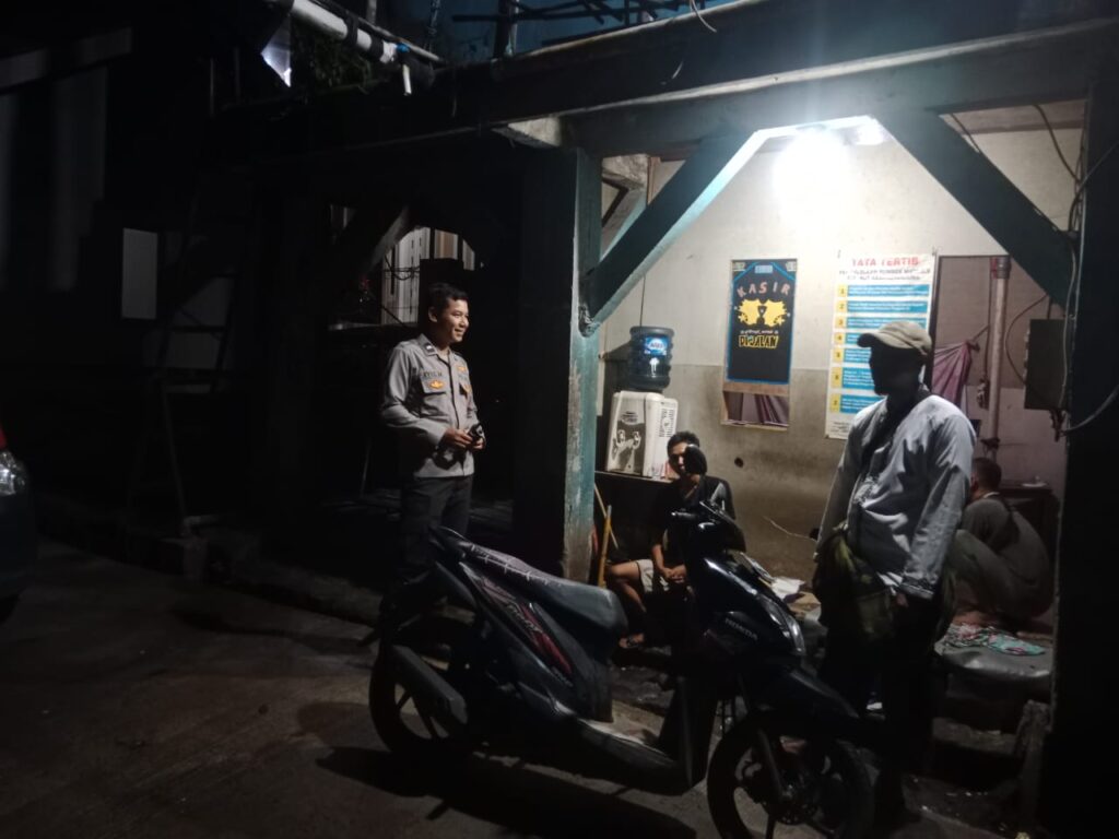 Patroli Polsek Cadasari Sambangi Warga yang Sedang Melaksanakan Ronda Malam 1 WhatsApp Image 2024 07 15 at 08.56.33