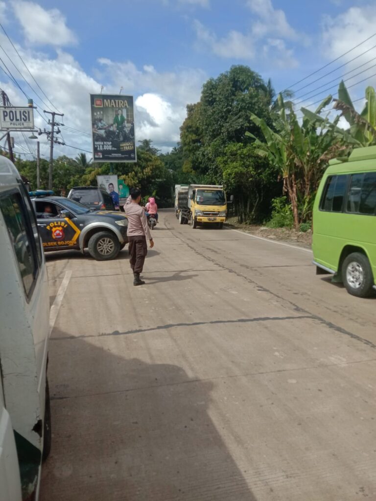 Personil Polsek Bojong Polres Pandeglang Gelar Patroli dan Strong Point 5 WhatsApp Image 2024 07 15 at 09.06.24