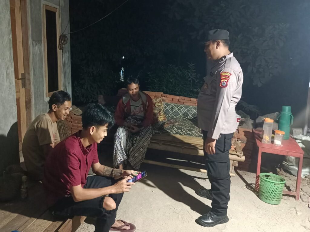 Bhabinkamtibmas Polsek Bojong Polres Pandeglang Gelar Patroli Malam Dialogis untuk Cegah 3C 6 WhatsApp Image 2024 07 15 at 09.06.50