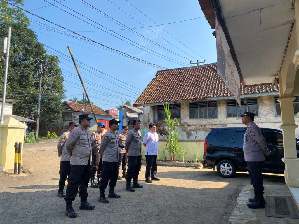 Kapolsek Bojong Polres Pandeglang yang Baru, IPTU Rodiansyah, Berikan Arahan kepada Personil 7 WhatsApp Image 2024 07 15 at 09.08.32