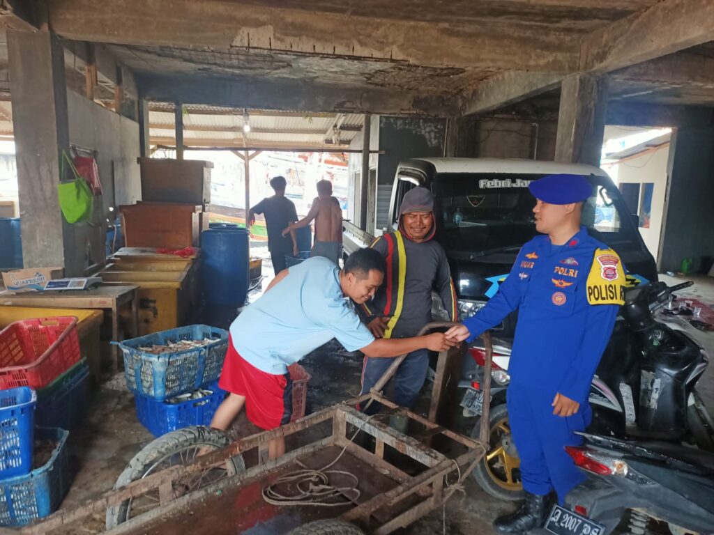 Sat Polair Polres Pandeglang Awasi Pemindahan Ikan dari Kapal ke Pelelangan 4 WhatsApp Image 2024 07 15 at 10.19.49
