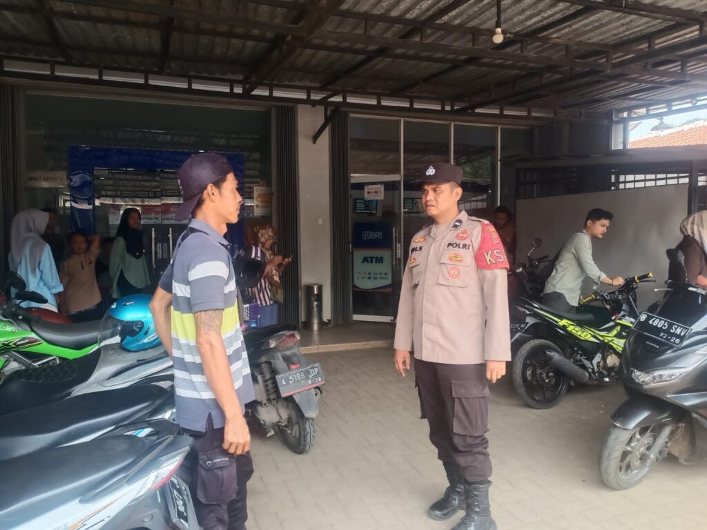 Polsek Menes Lakukan Patroli Dialogis dan Himbauan Kamtibmas kepada Tukang Parkir Bank BRI 10 WhatsApp Image 2024 07 15 at 18.56.44