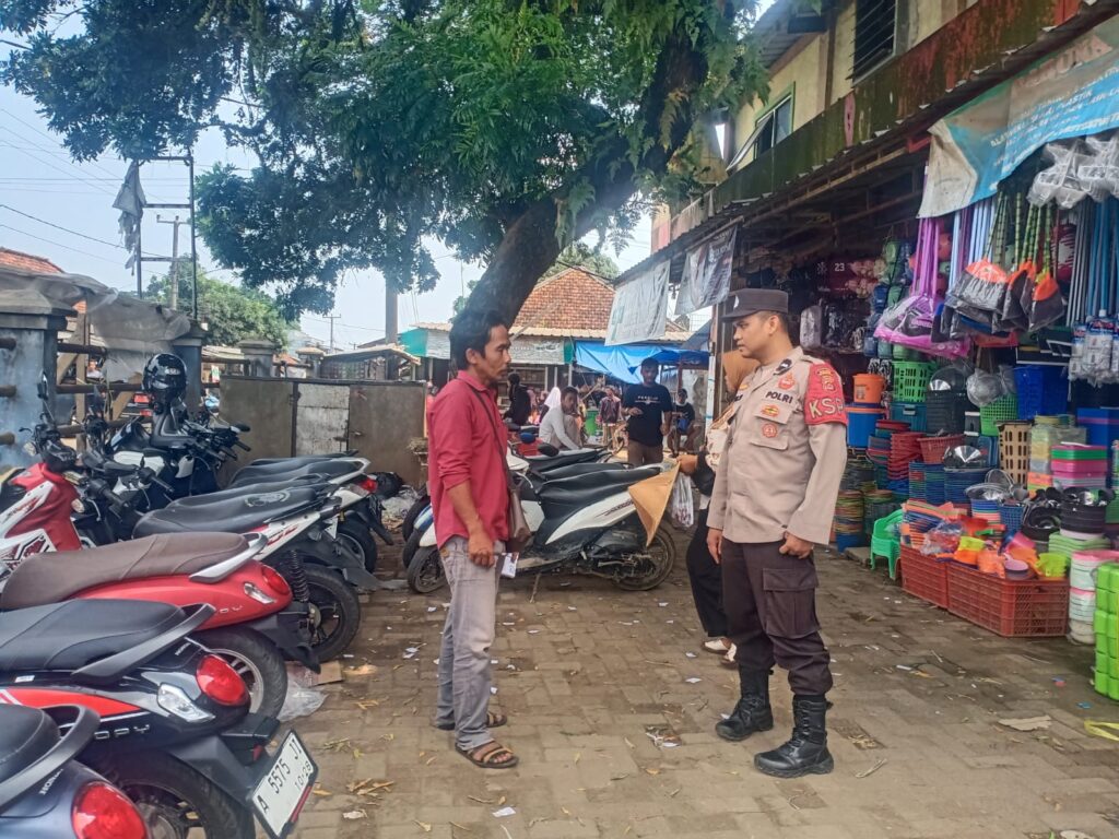 Polsek Menes Gelar Patroli Dialogis dan Himbauan Kamtibmas kepada Tukang Parkir di Pasar Menes 9 WhatsApp Image 2024 07 15 at 19.00.04