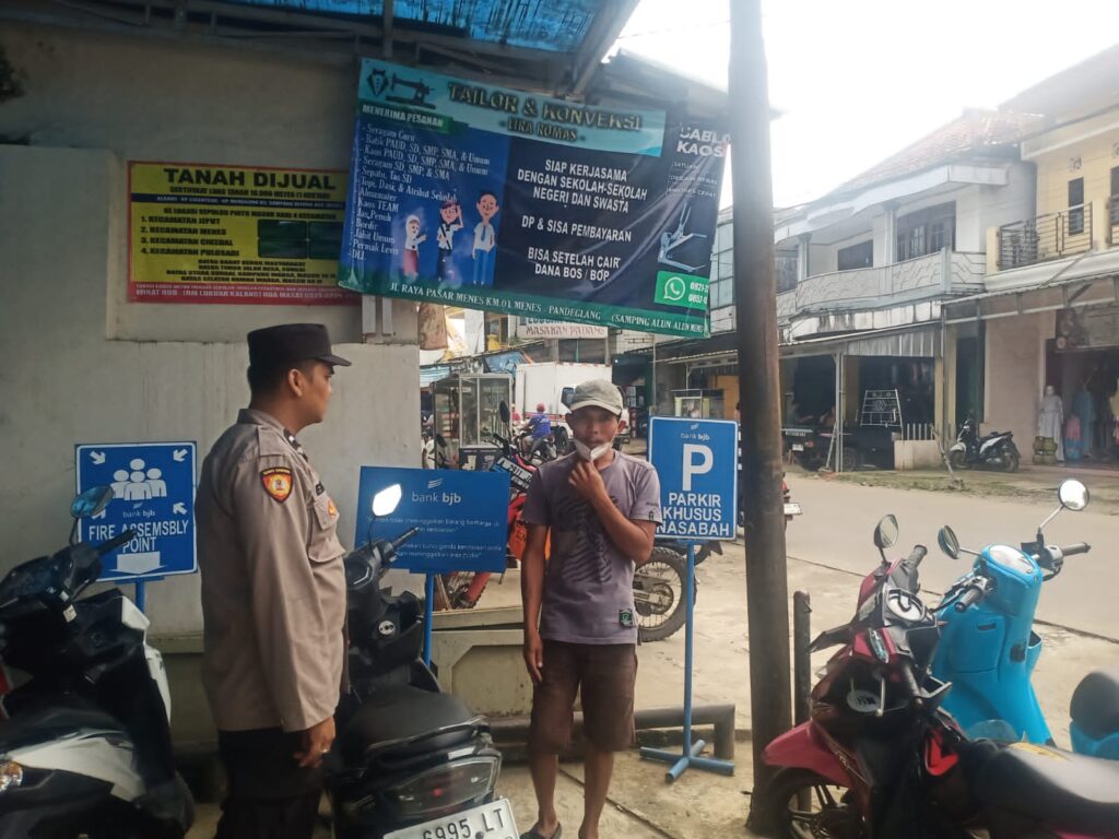 Polsek Menes Polres Pandeglang Gelar Patroli dan Himbauan Kamtibmas kepada Petugas Parkir Bank BJB 8 WhatsApp Image 2024 07 15 at 19.03.28