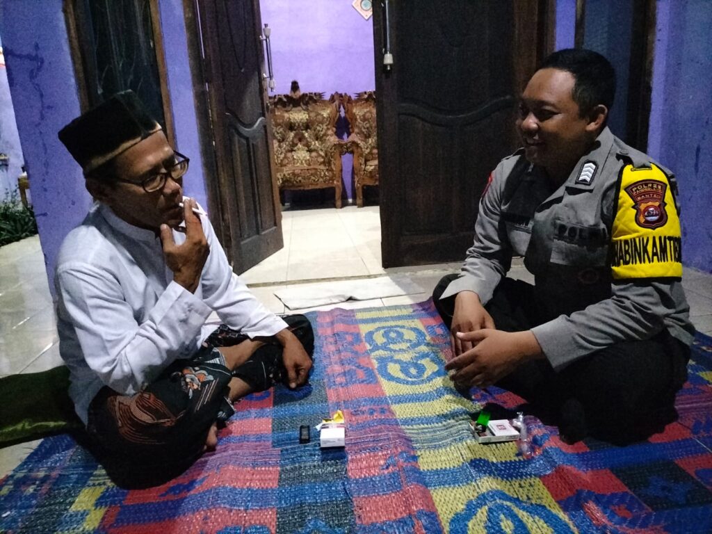 Bhabinkamtibmas Polsek Carita Bripka Bambang Sambangi Tokoh Agama di Desa Sukarame 2 WhatsApp Image 2024 07 15 at 22.28.16