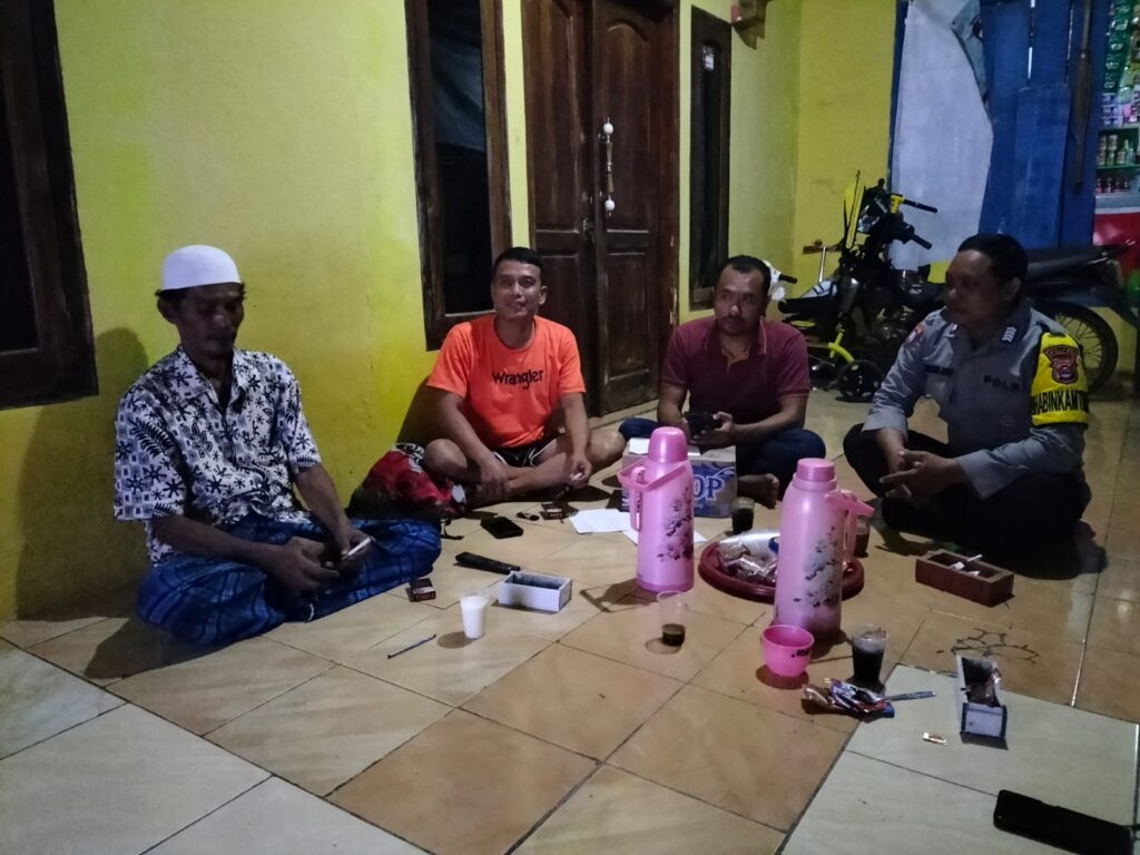 Personil Polsek Carita Bripka Bambang dan Bripka Konrad Melaksanakan Patroli Malam 3 WhatsApp Image 2024 07 15 at 22.31.17