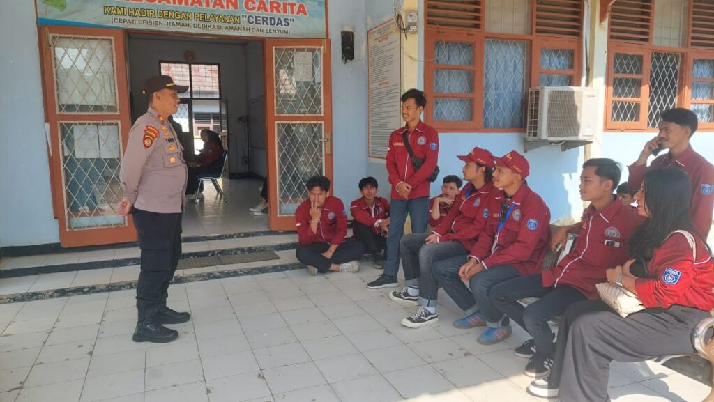 Kapolsek Carita Polres Pandeglang Beri Himbauan kepada Mahasiswa yang Akan KKN di Kecamatan Carita 4 WhatsApp Image 2024 07 15 at 22.34.25