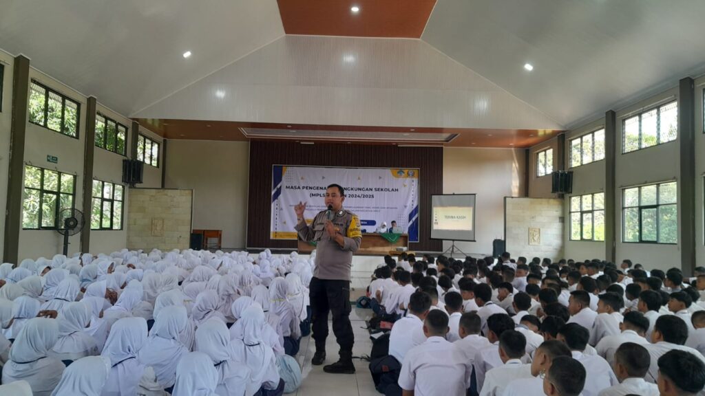 Bhabinkamtibmas Polsek Pandeglang Laksanakan Sosialisasi Kenakalan Remaja di SMKN 2 Pandeglang 6 WhatsApp Image 2024 07 15 at 23.58.38
