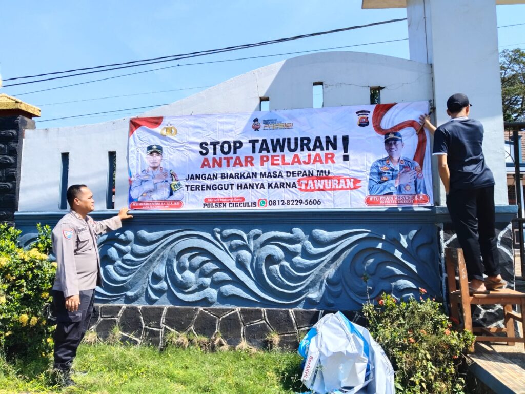 Kanit Binmas Polsek Cigeulis Pasang Spanduk "Stop Tawuran Antar Pelajar" di SMAN 17 Pandeglang 9 WhatsApp Image 2024 07 16 at 00.35.48