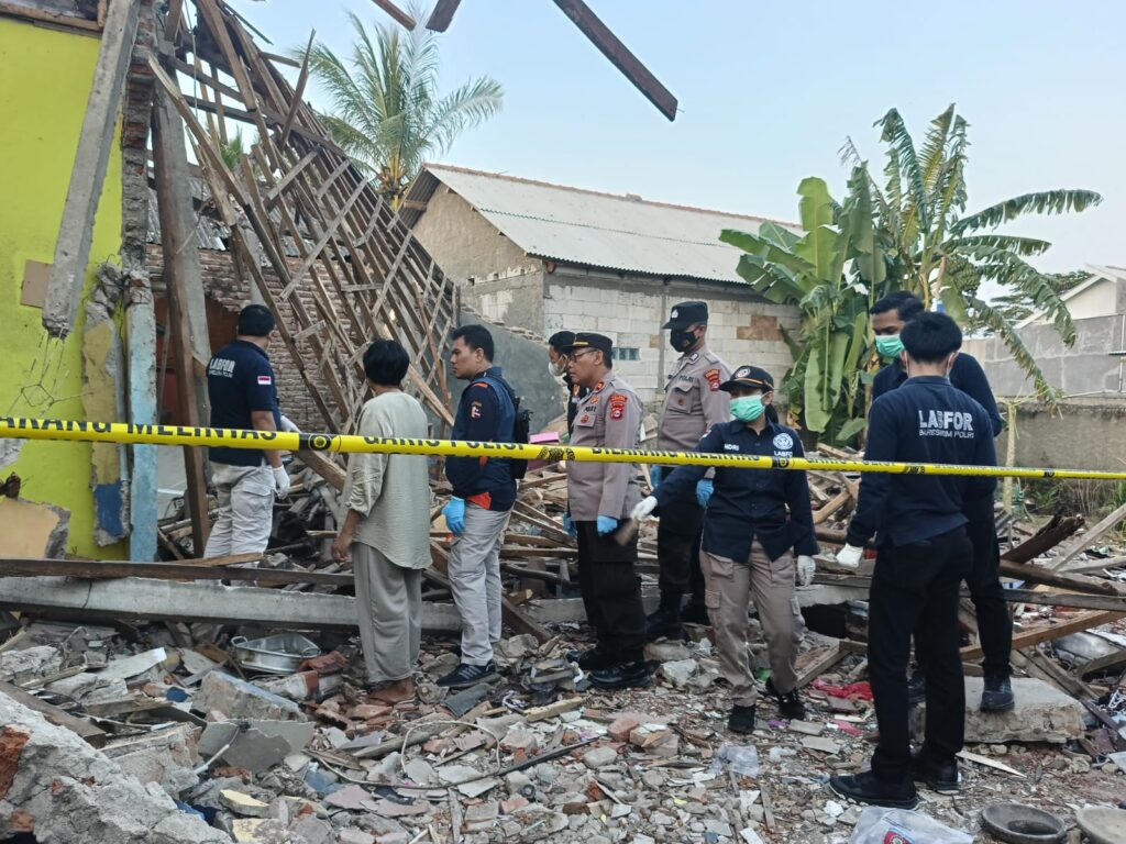 Polsek Panimbang Turun Langsung Melihat Kondisi Rumah Warga yang Hancur Akibat Diduga Bom Ikan 10 WhatsApp Image 2024 07 16 at 01.01.27