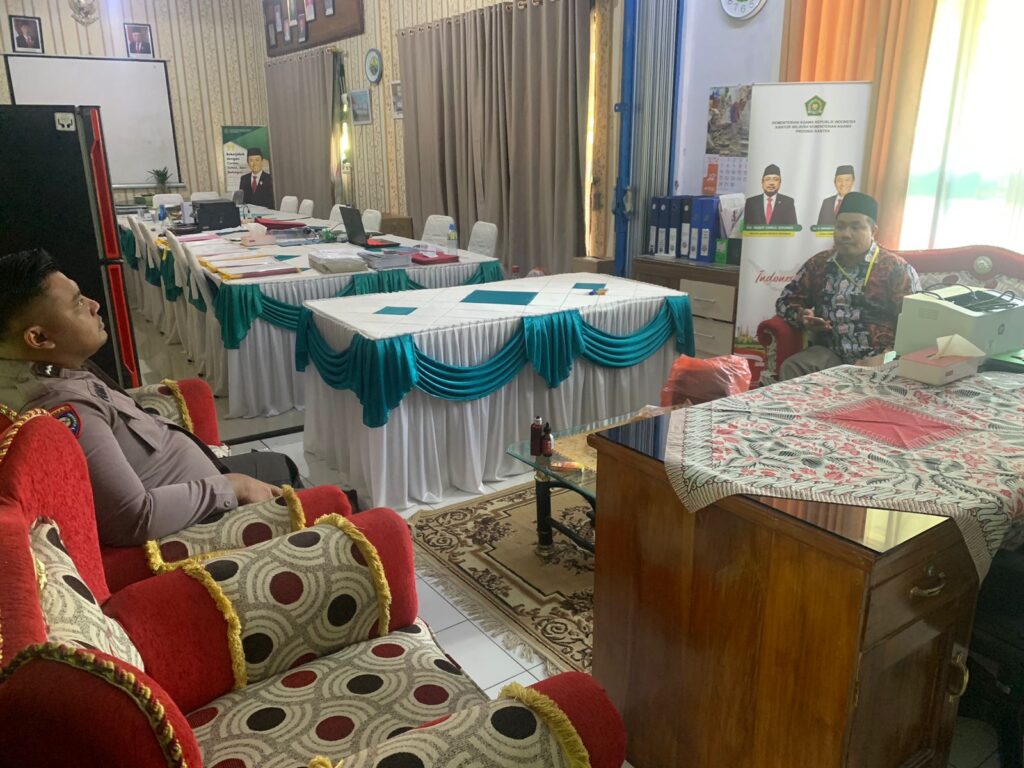Kanit Binmas Polsek Panimbang Laksanakan Silaturahmi ke Kepala Sekolah MAN 3 Pandeglang 3 WhatsApp Image 2024 07 16 at 01.13.48