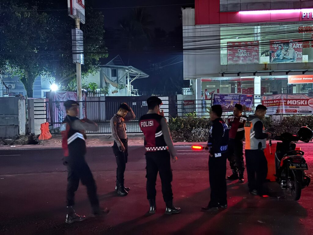 Sat Samapta Polres Pandeglang Gelar Strong Point Malam Hari untuk Minimalisir Kejadian Laka Lantas 7 WhatsApp Image 2024 07 16 at 04.58.36 1