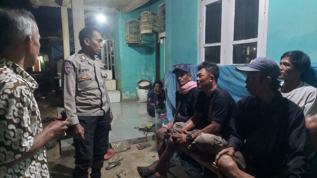 Bripka Yudi dari Polsek Carita Melaksanakan Pengamanan dan Berdialog dengan Para Nelayan 4 WhatsApp Image 2024 07 16 at 05.32.52