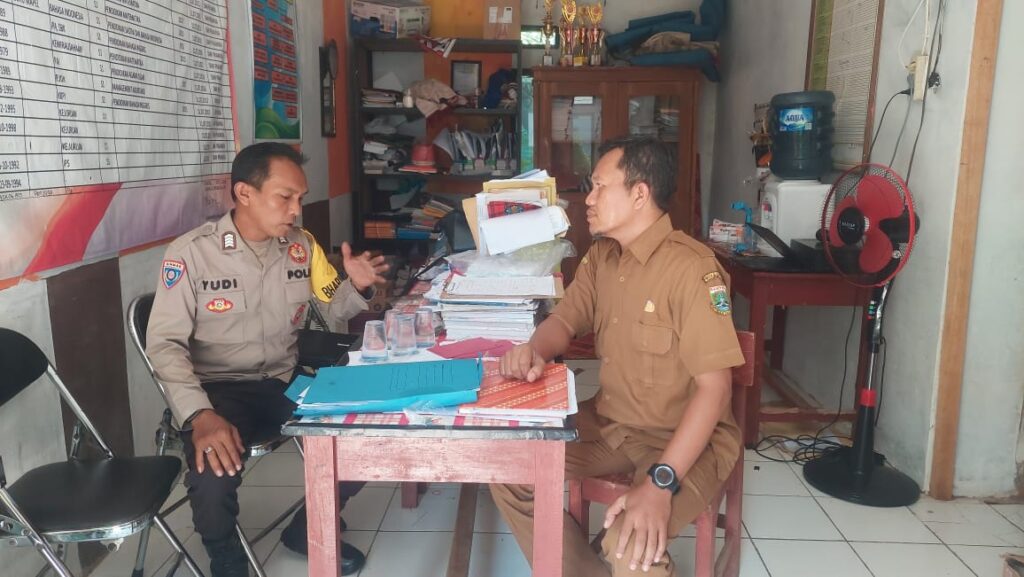 Personil Polsek Carita Bripka Yudi Sambangi Sekolah-seskolah dalam MPLS Hari Pertama Masuk Sekolah 5 WhatsApp Image 2024 07 16 at 05.53.47