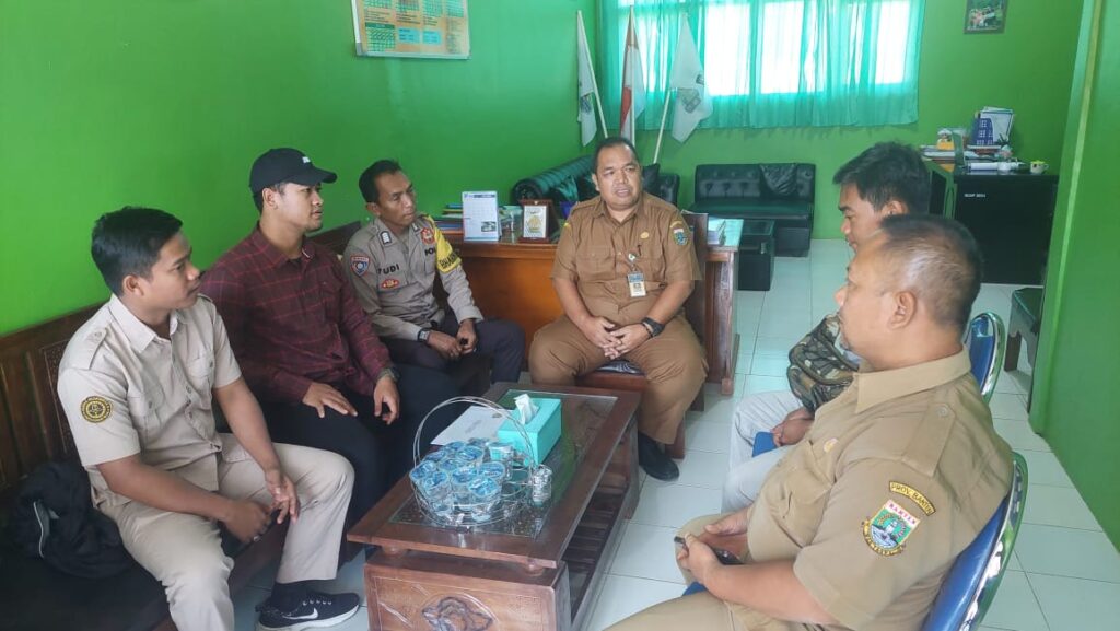 Personil Polsek Carita Bripka Yudi dan Briptu Riko Bersama Anggota Paskibra Kecamatan Carita Berkoordinasi dengan Pihak Sekolah Terkait Perekrutan Calon Paskibra 6 WhatsApp Image 2024 07 16 at 05.58.27