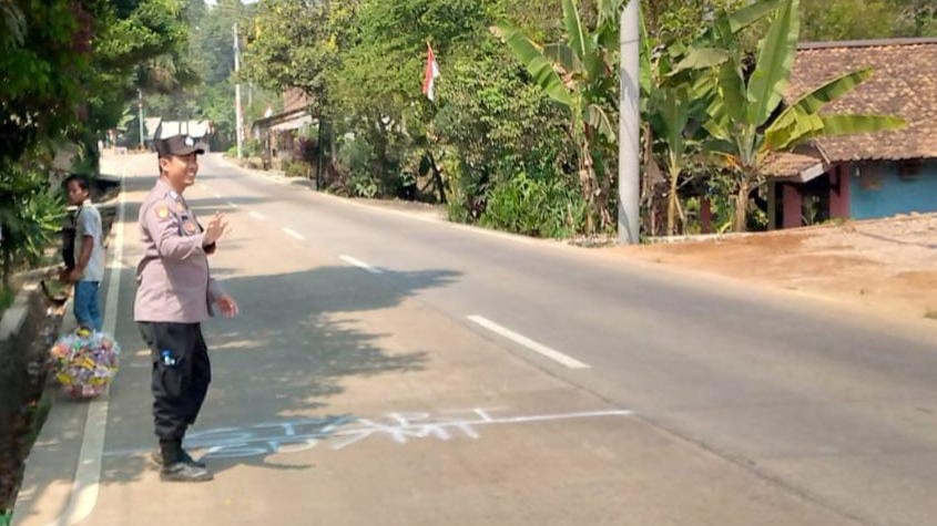 Personil Polsek Bojong Polres Pandeglang Berikan Pelayanan Prima dengan Pengaturan Arus Lalu Lintas di Jalur Utama 1 WhatsApp Image 2024 07 16 at 08.19.56