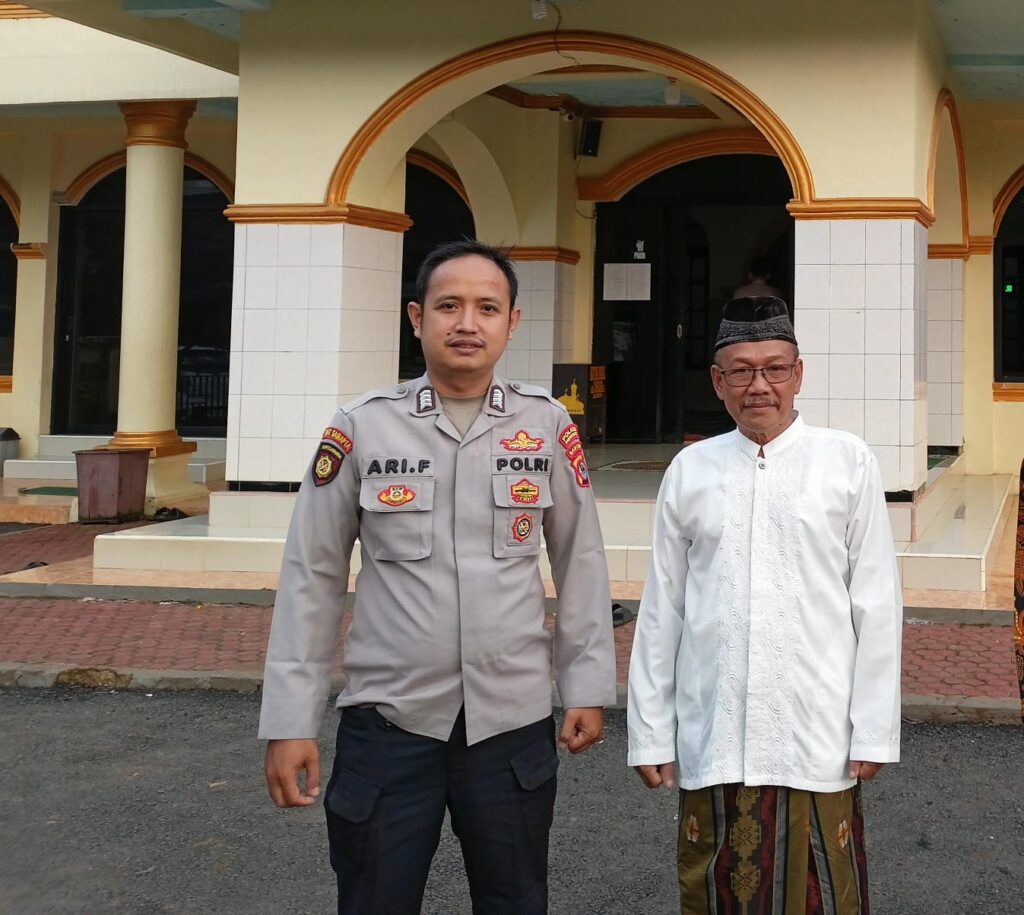 Personil Polsek Bojong Polres Pandeglang Sambangi Tokoh Masyarakat di Desa Binaan untuk Perkuat Silaturahmi dan Jalin Sinergitas dalam Menciptakan Kondusifitas Wilayah 6 WhatsApp Image 2024 07 16 at 16.05.18