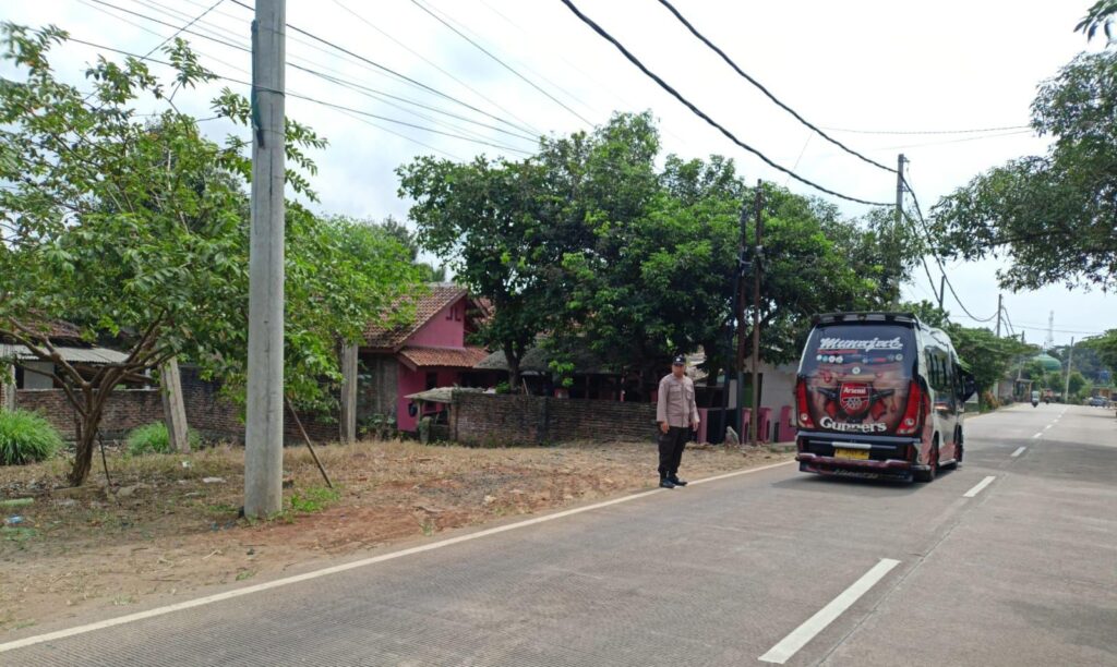 Personil Polsek Bojong Polres Pandeglang Berikan Pelayanan Prima dengan Menciptakan Kelancaran Lalulintas di Jalan Raya Saketi - Munjul 5 WhatsApp Image 2024 07 16 at 17.03.29