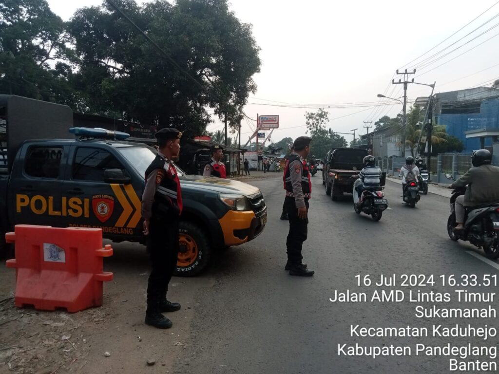 Sat Samapta Polres Pandeglang Lancarkan Arus Lalu Lintas di Pertigaan Cipacung pada Hari Pertama Masuk Sekolah 7 WhatsApp Image 2024 07 16 at 18.05.40 1