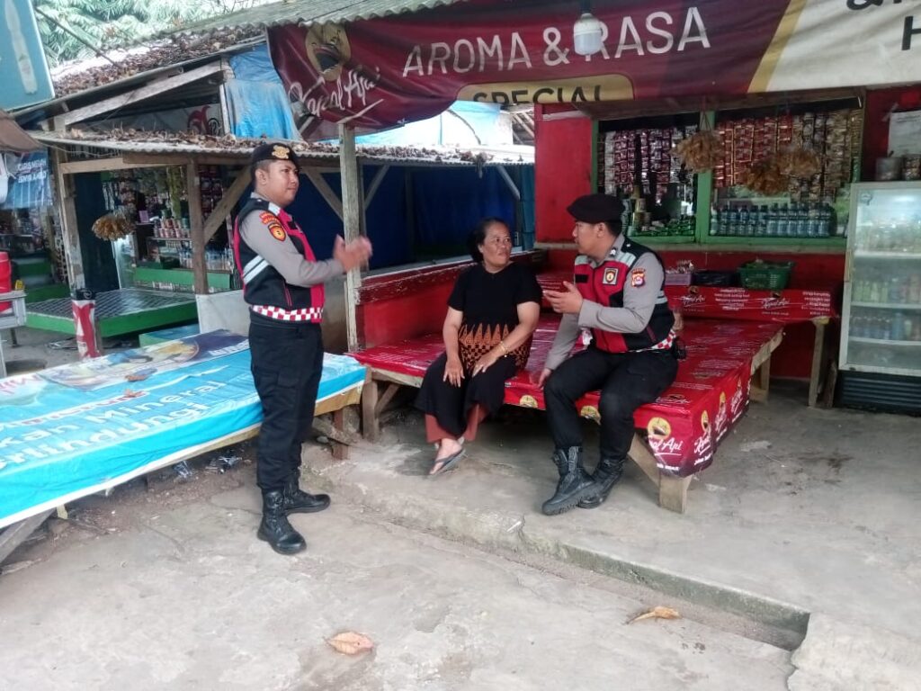 Sat Samapta Polres Pandeglang Gelar Patroli Siang Hari dengan Sambangi Pedagang Kopi di Terminal Kadubanen 9 WhatsApp Image 2024 07 16 at 18.05.40