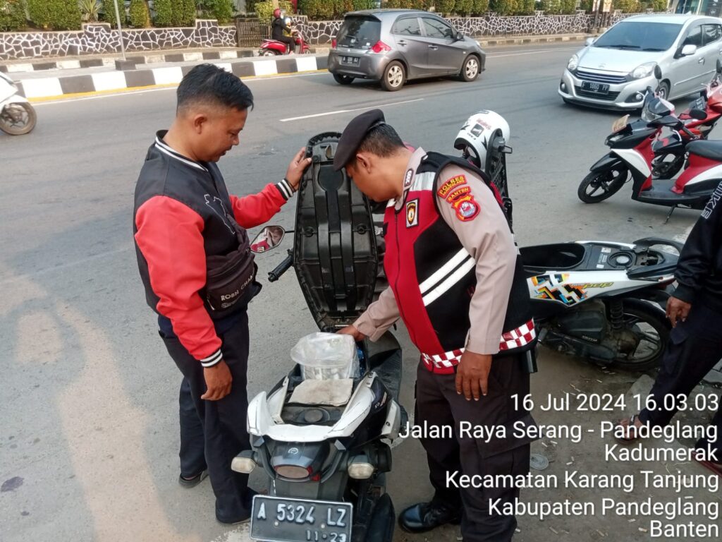 Sat Samapta Polres Pandeglang Cegah Penyakit Masyarakat dengan Cek Bawaan Jok Motor Tukang Ojek di Persimpangan Cigadung 8 WhatsApp Image 2024 07 16 at 18.49.54