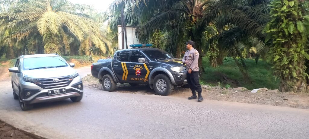 Giat Rutinitas Strong Poin Polsek Picung Melaksanakan Pengaturan Lalu Lintas 3 WhatsApp Image 2024 07 16 at 22.44.36