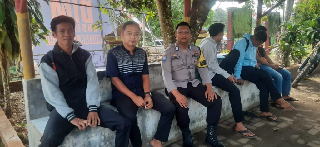 Bhabinkamtibmas Polsek Picung Sambang Desa Binaan dan Berinteraksi Langsung dengan Masyarakat 4 WhatsApp Image 2024 07 16 at 22.44.51
