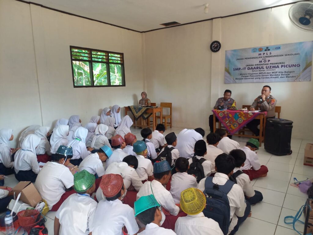 Polsek Picung Sambangi SMP-IT DAARUL UJMA Picung dalam Rangka MPLS 5 WhatsApp Image 2024 07 16 at 22.45.07