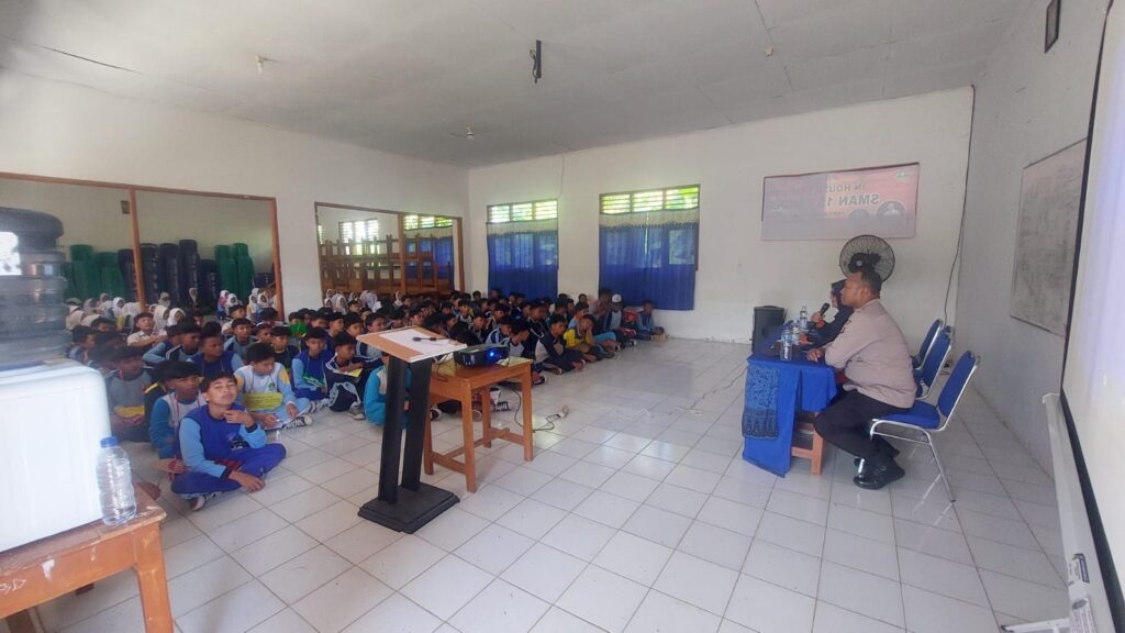 Polsek Carita Sosialisasi Bahaya Kenakalan Remaja dan Narkoba di SMAN 15 Pandeglang 6 WhatsApp Image 2024 07 16 at 22.53.58