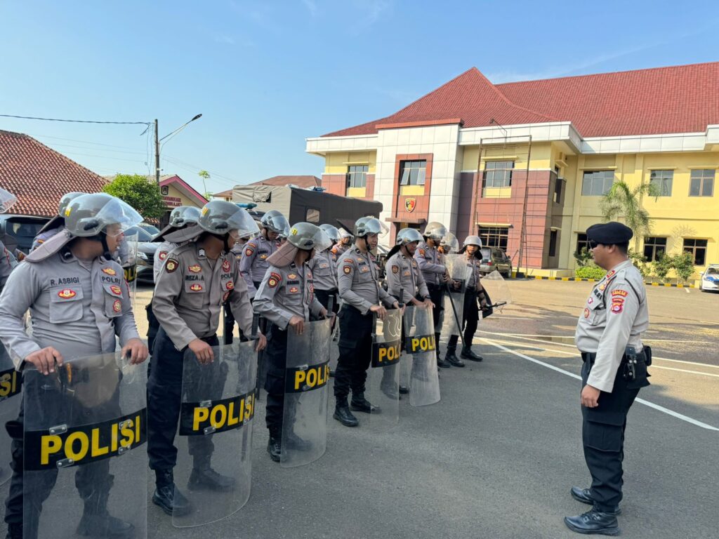 Sat Samapta Polres Pandeglang Asah Kemampuan Dalmas di Halaman Polres Pandeglang 1 WhatsApp Image 2024 07 17 at 16.51.31