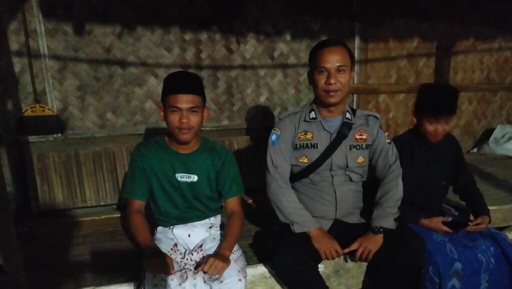 Bhabinkamtibmas Polsek Angsana Polres Pandeglang Brigadir Jumhani Kunjungi Masyarakat Desa Sumurlaban 3 WhatsApp Image 2024 07 17 at 23.10.56