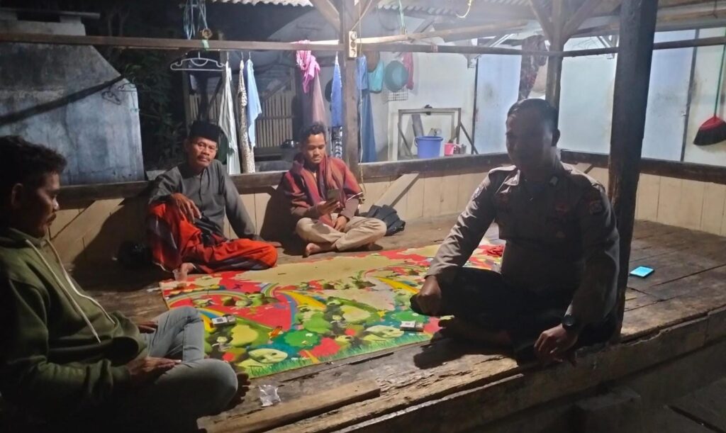 Bhabinkamtibmas Polsek Angsana Polres Pandeglang Brigadir Jumhani Sambangi Masyarakat Desa Cikayas 4 WhatsApp Image 2024 07 17 at 23.11.01