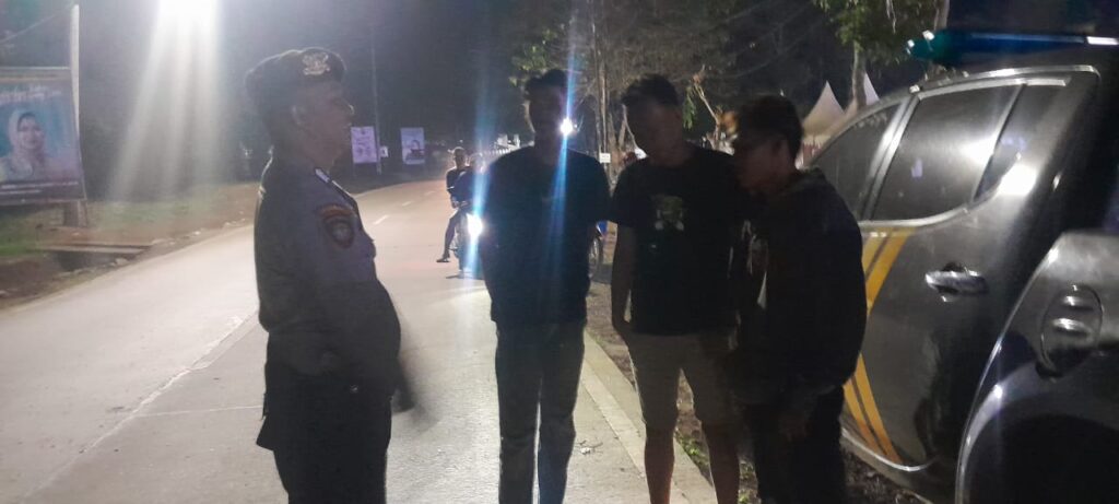 Ciptakan Kondusifitas WIlayah Polsek Picung Menggelar Kegiatan Patroli Dialogis 6 WhatsApp Image 2024 07 17 at 23.18.06