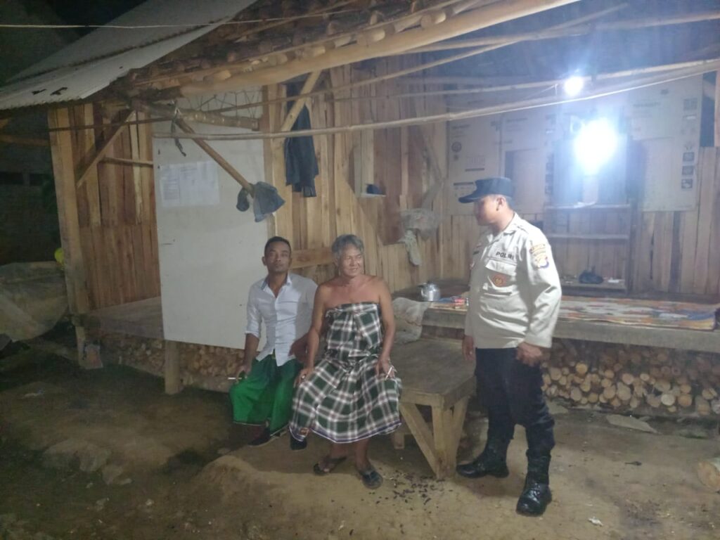 Bhabinkamtibmas Polsek Picung Memberikan Motivasi dan Semangat Kepada Pengusaha Panglong Kayu 7 WhatsApp Image 2024 07 17 at 23.18.22